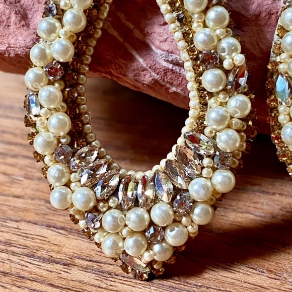 🌺🎉HP🎉🌺 NWT Deepa Gurnani Pearl & Crystal Hoop Chandeliers - Picture 15 of 16